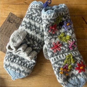 Embroidered mittens 🧤